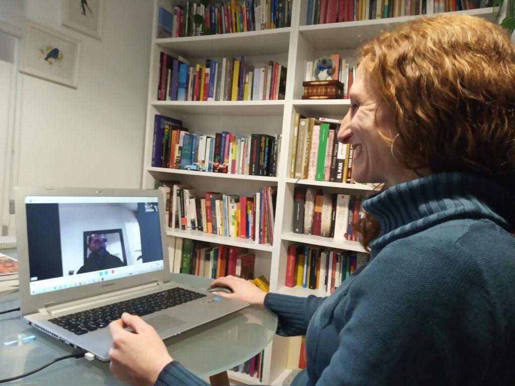 Gabriela impartiendo una clase de español-Spanisch online