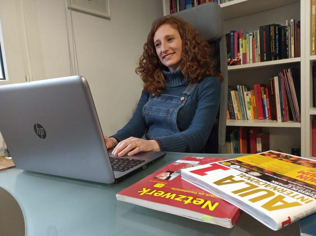 Gabriela dando clase online