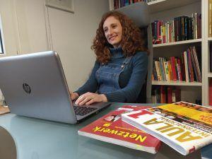 Gabriela dando clase online