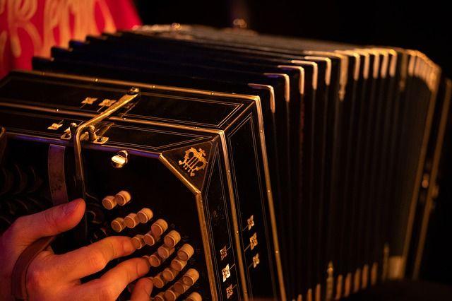 bandoneonista tocando tango