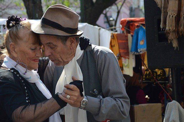 pareja mayor bailando tango