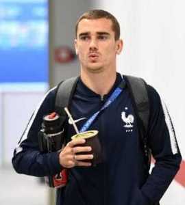 El jugador francés Antoine Griezmann tomando mate (Mate-Tee)