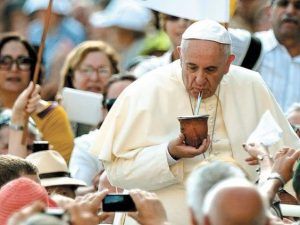 El Papa Francisco tomando mate- Foto de LIliana García Rey