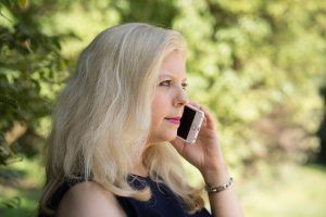 Eine Frau telefoniert mit dem Handy 