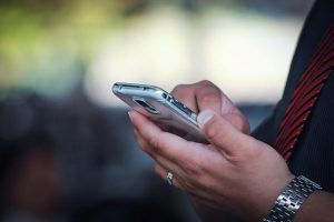 Ein Mann telefoniert mit seinem Handy auf Spanisch