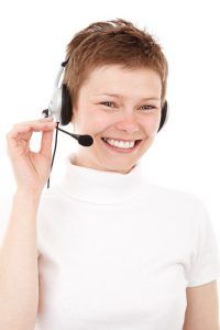 Kundenservicemitarbeiterin telefoniert auf Spanisch